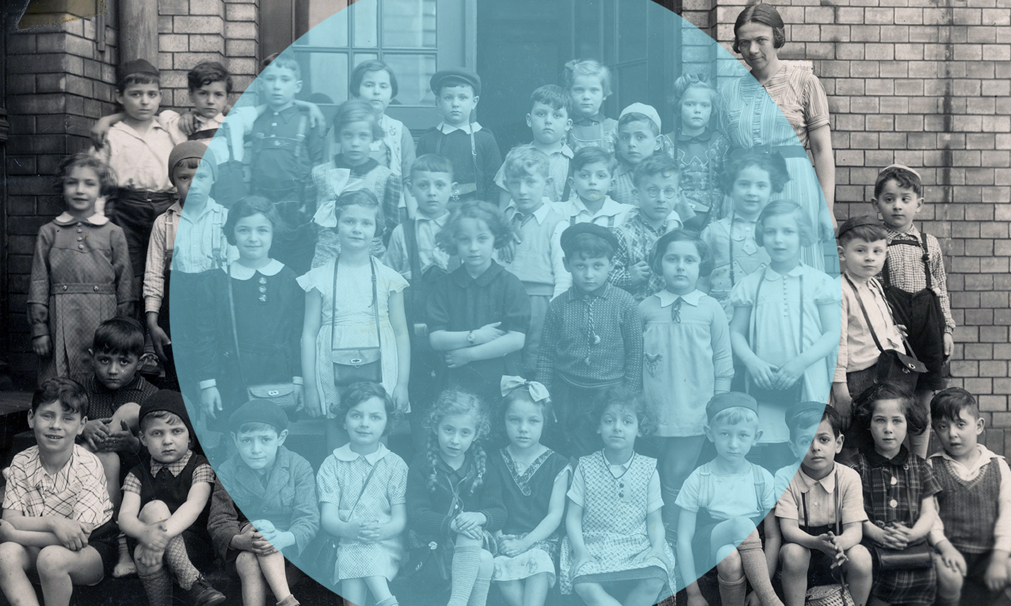 Ein künstlerisch leicht bearbeitetes Klassenfoto einer jüdischen Schulklasse in Breslau 1938. Das Foto stammt aus dem Privatbesitz v. Gerda Bikales, geb. Bierzońska, u. wird im Film "Wir sind Juden aus Breslau" verwendet. (c) Karin Kaper Film